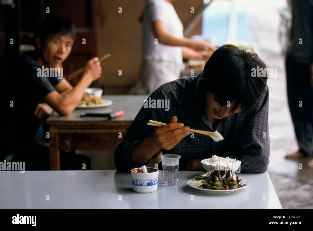 China 2000s Man mangia un pranzo economico nel ristorante con bacchette. Hangzhou, provincia di Zhejiang. 2001 HOMER SYKES Foto Stock