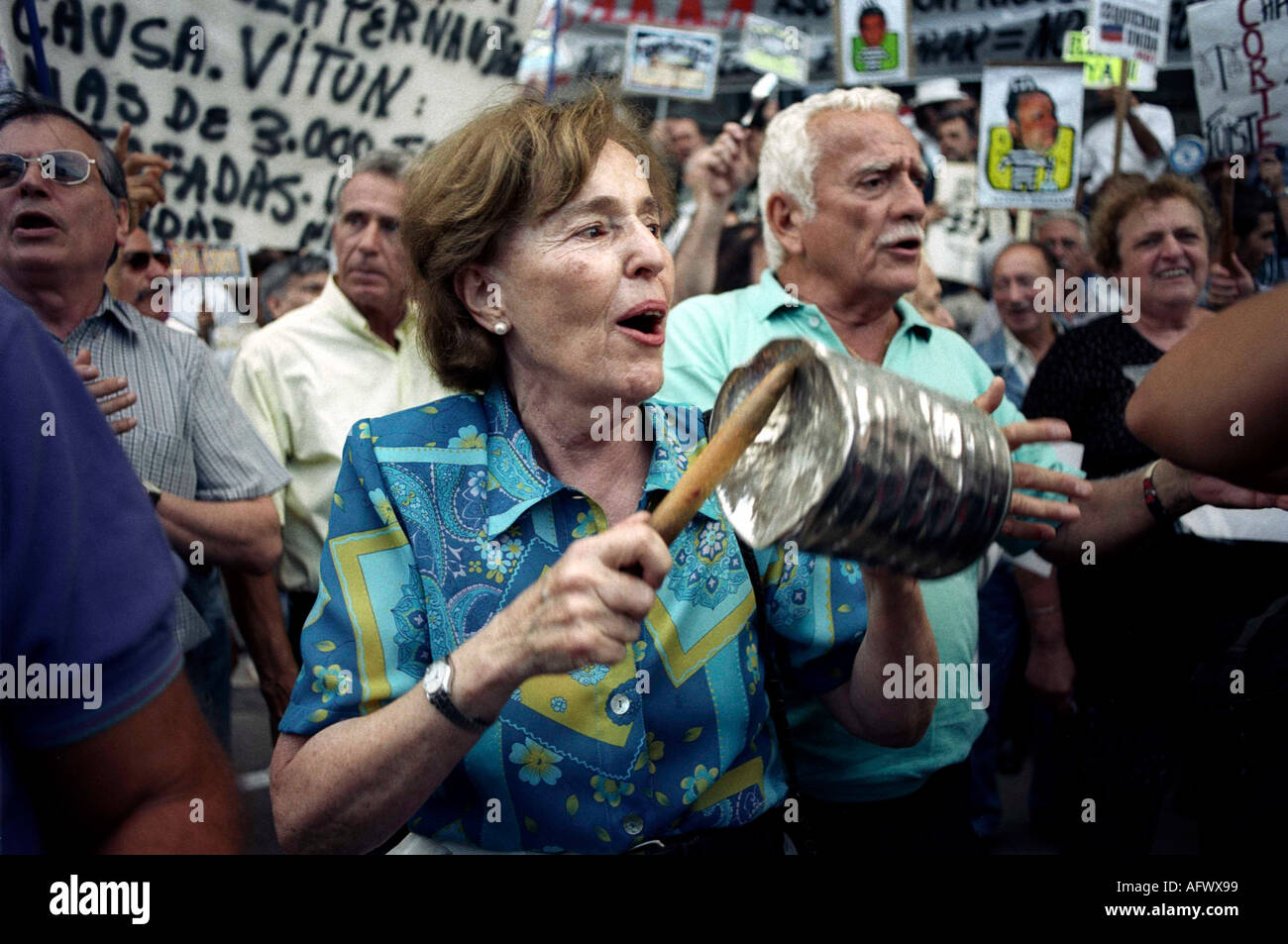 Argentina inflazione anni '2000 Crisi economica a Buenos Aires Argentina Sud America i colpi di vaso chiamati Cacerolazo dimostrano 2002 HOMER SYKES Foto Stock