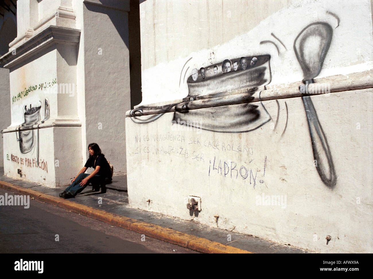 La crisi economica in Buenos Aires Argentina Sud America 2002 2000s pot murale bangers simbolo del movimento di protesta HOMER SYKES Foto Stock