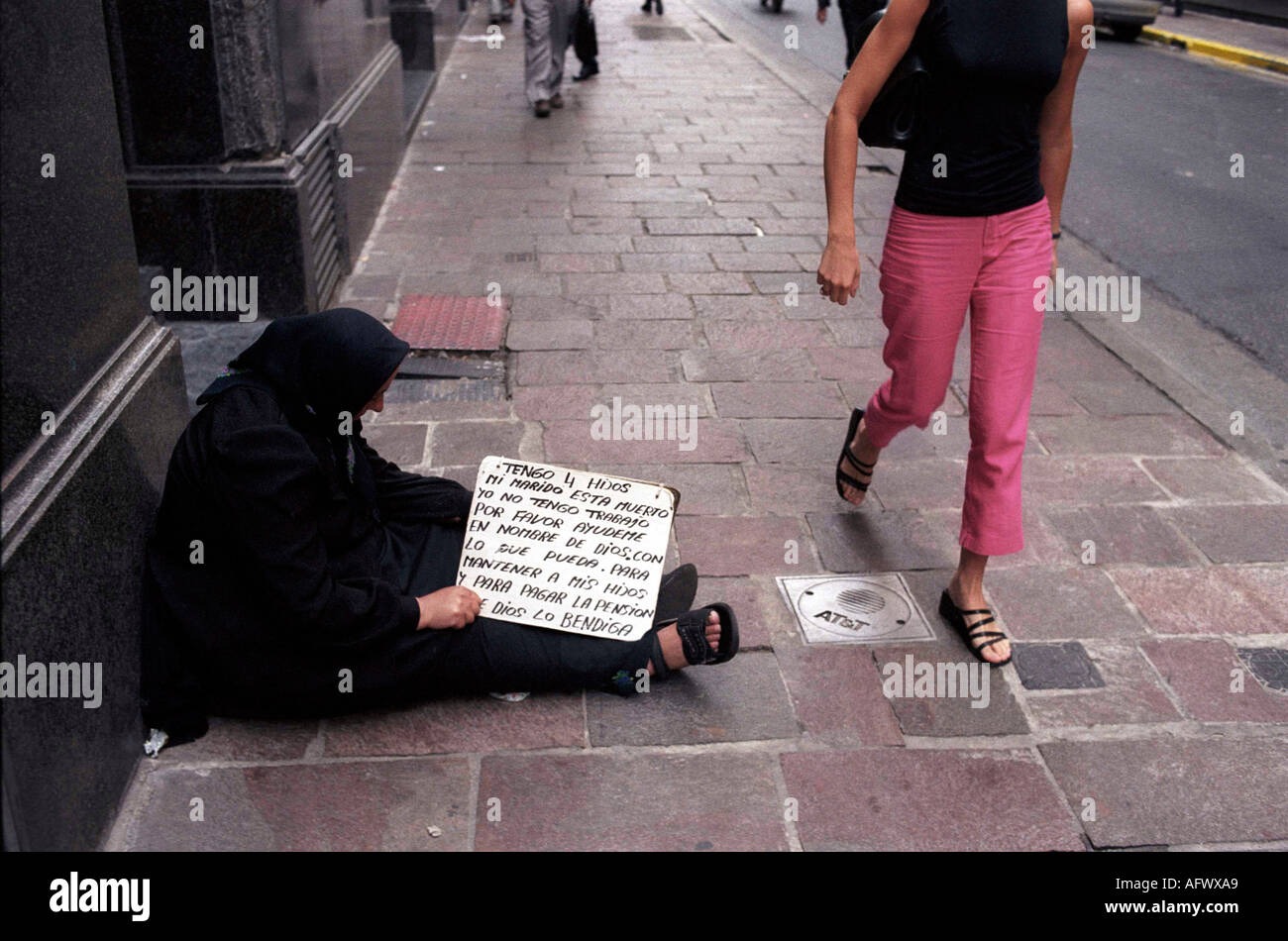 Donna di accattonaggio crisi economica in Buenos Aires Argentina ricchi poveri divario sociale Sud America 2002 2000s, HOMER SYKES Foto Stock