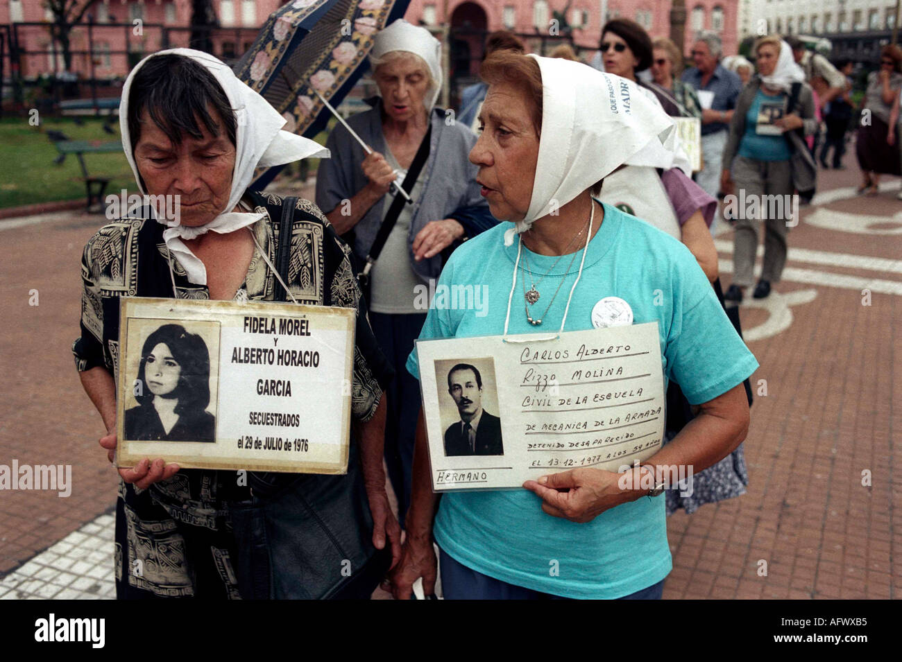 Le madri di Plaza de Mayo si riuniscono settimanalmente per ricordare al mondo i scomparsi. Fotografie Buenos Aires Argentina 2000 s 2002 OMERO SYKES Foto Stock