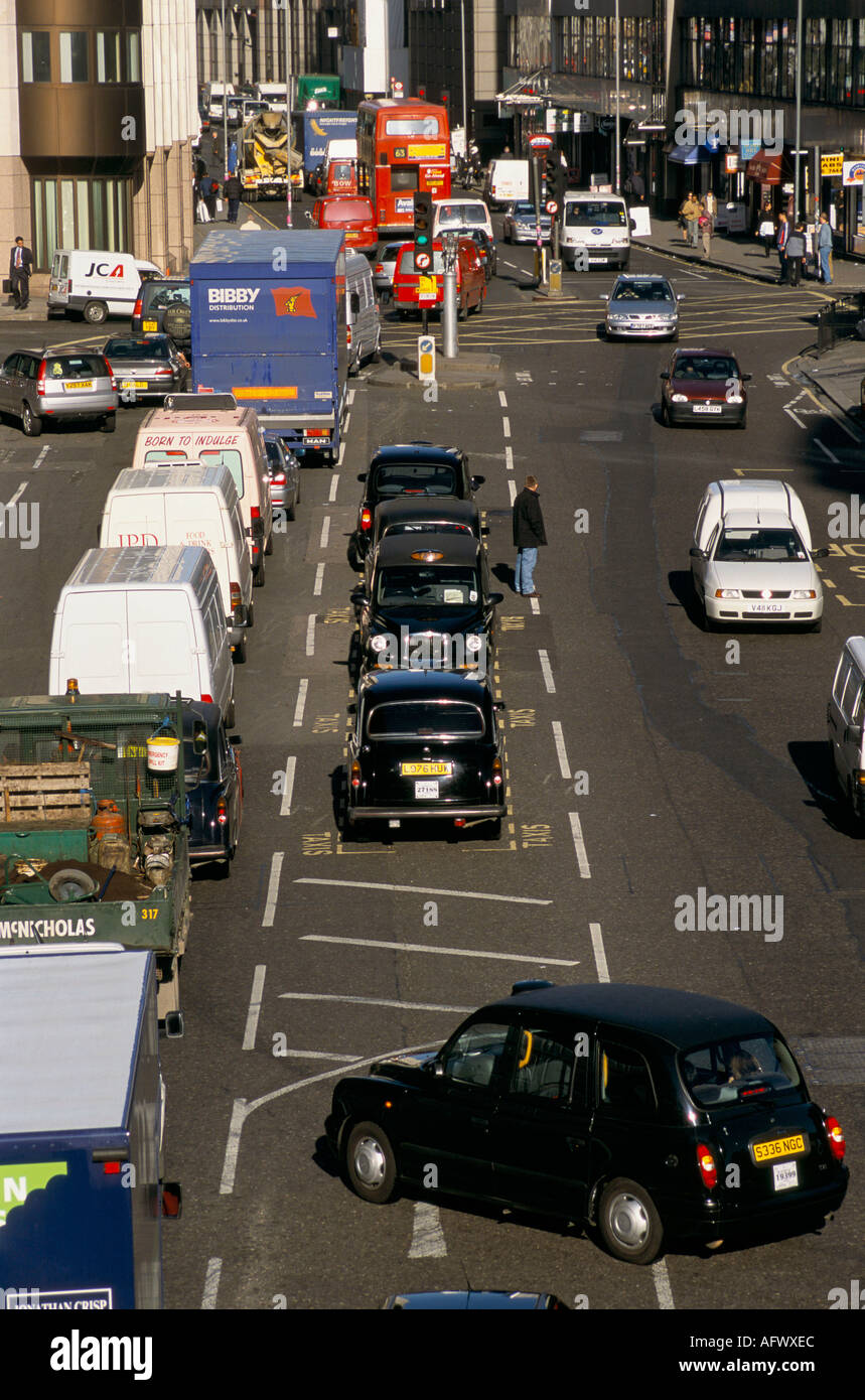 Taxi neri di Londra, posteggio dei taxi, parcheggio al centro della strada, in attesa dei clienti. Congestione del traffico nel centro di Londra Inghilterra circa 1995 Regno Unito 1990s. HOMER SYKES Foto Stock