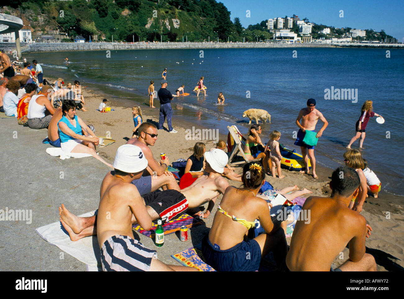 Turisti inglesi anni '1990 Regno Unito. Giornata di sole sulla spiaggia di Torquay Devon, Inghilterra. HOMER SYKES Foto Stock