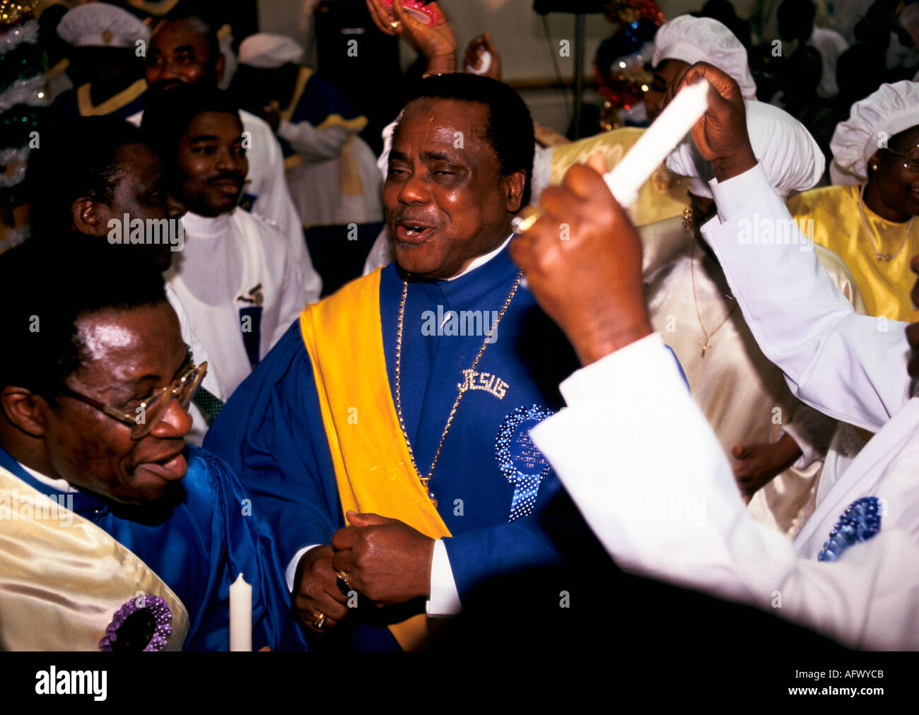 Black British African Church 1990 UK. Chiesa celeste di Cristo. La gente di Yoruba raccoglie i sacerdoti di festa che ballano la celebrazione spirituale della fede Foto Stock