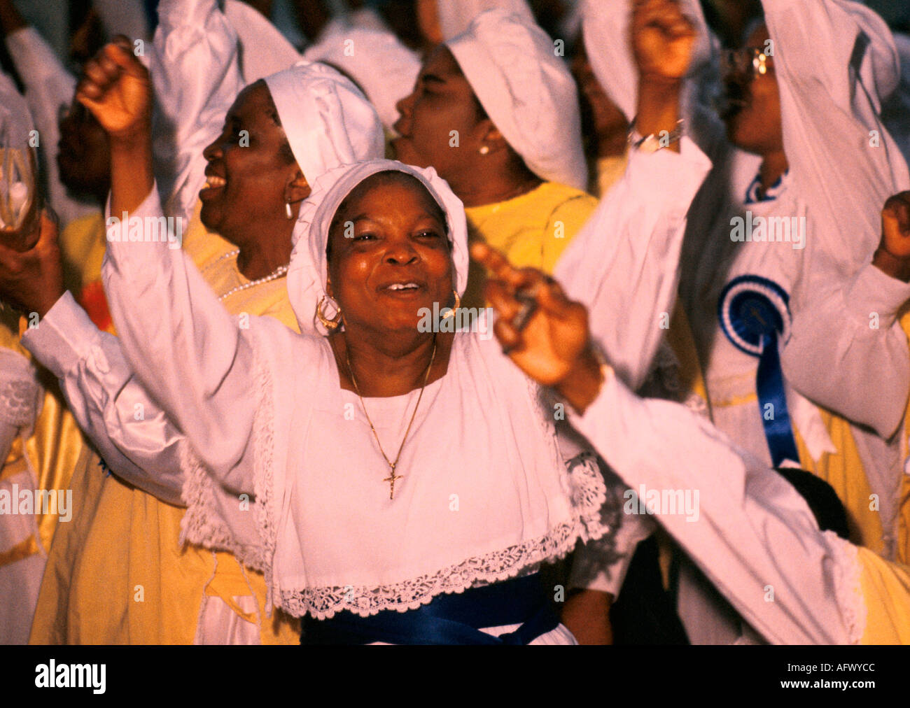 Yoruba Women UK. festeggiamo durante il servizio religioso. Black British Church Harvest Festival Celestial Church of Christ in South London1990s HOMER SYKES Foto Stock
