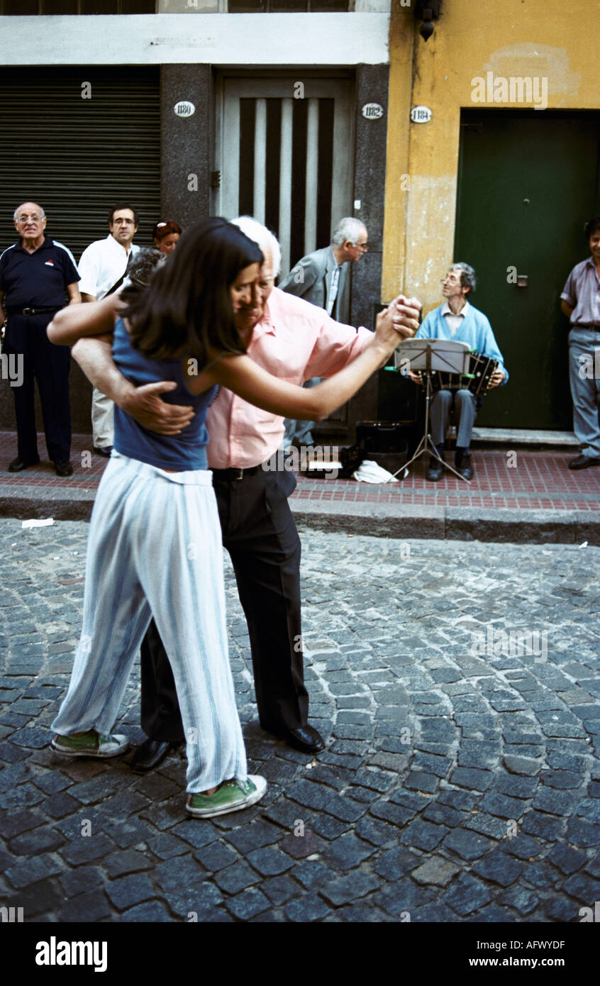 Differenza di età, giovane donna anziano che balla Tango nelle strade di Buenos Aires San Telmo distretto Argentina 2000, 2002 HOMER SYKES Foto Stock