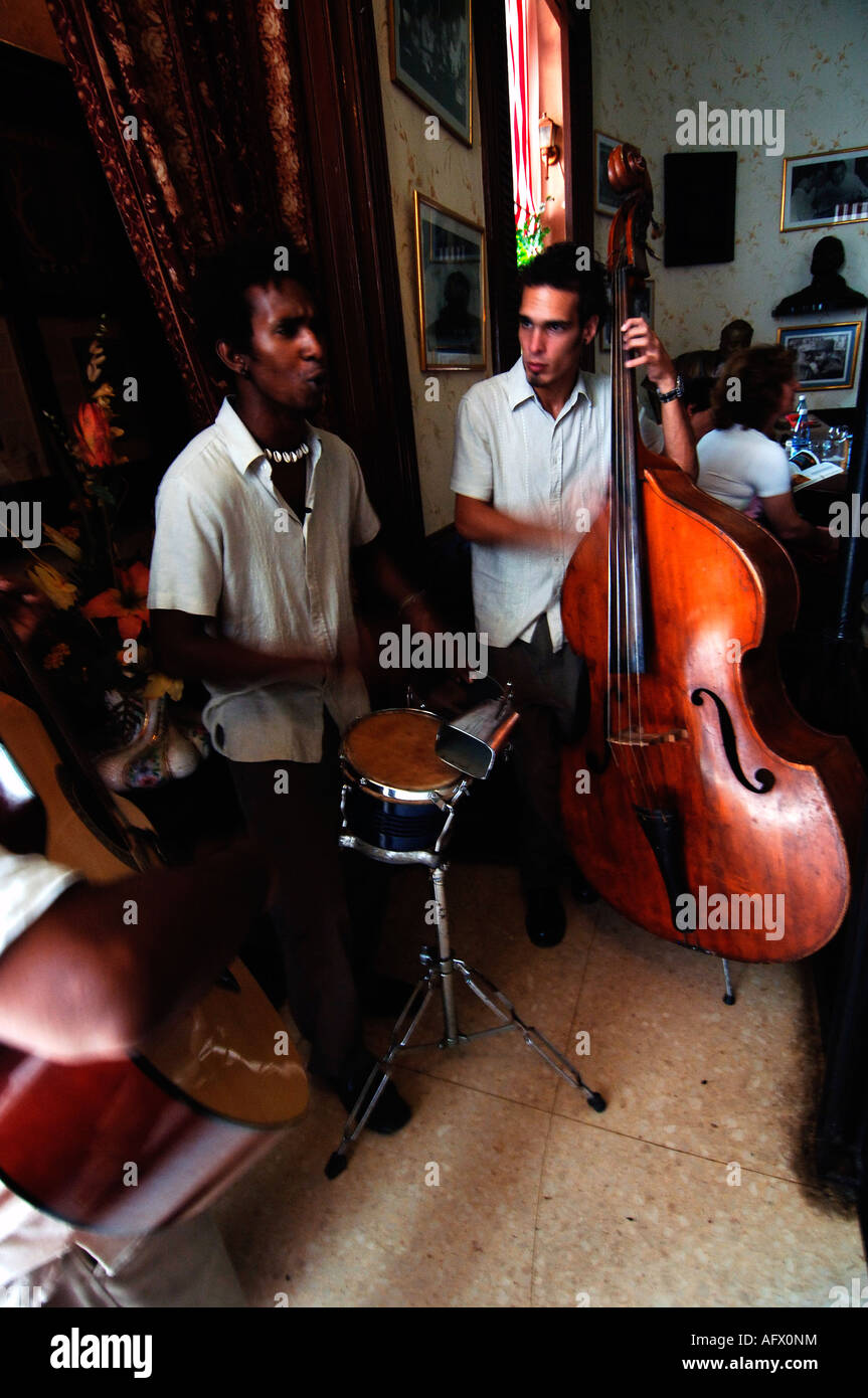 Cuba Havana Habana Vieja una band che suona la salsa per i turisti in El Floridita bar di Hemmingway Foto Stock
