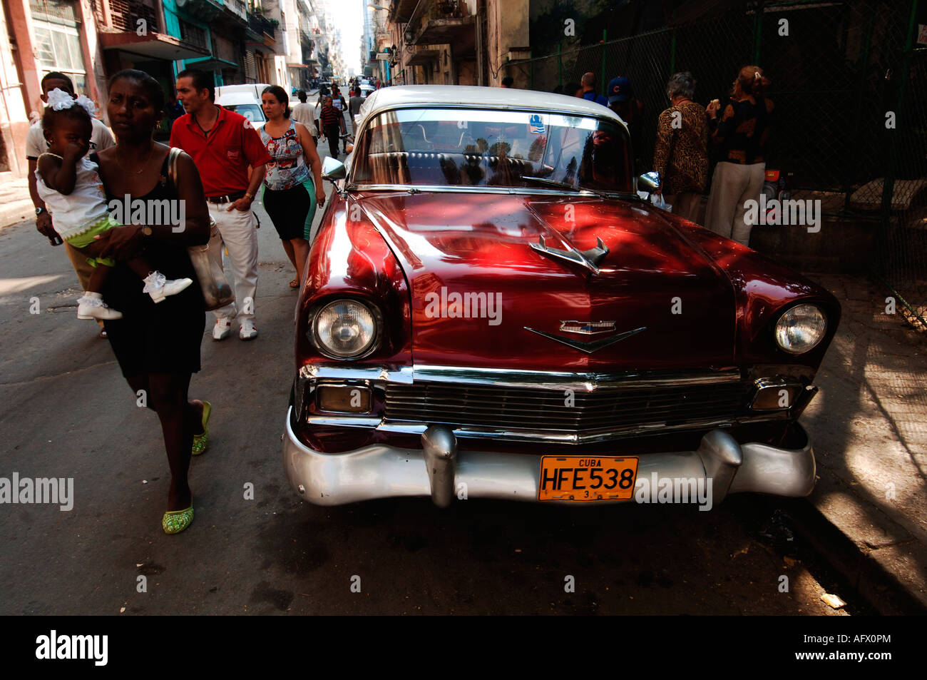 Il centro di Cuba Havana streetscene vintage oldtimer auto Foto Stock