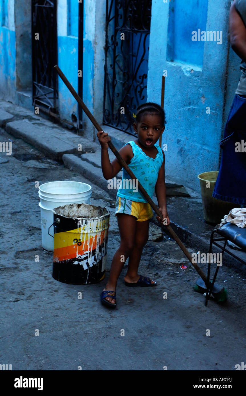 Cuba Havana Habana Vieja ragazza con la scopa aiutare la pulizia Foto Stock