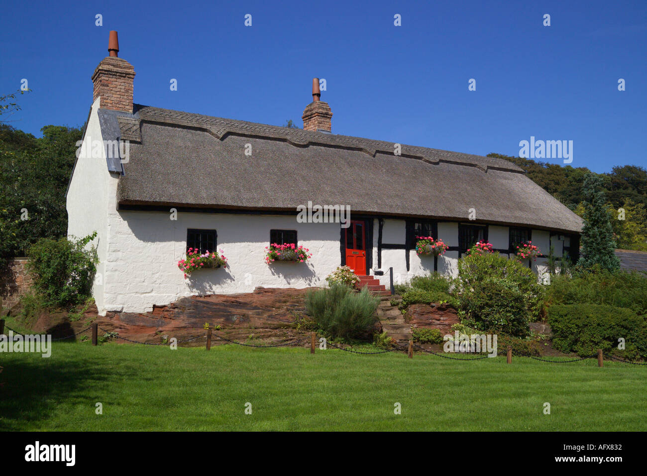 Cottage con il tetto di paglia Burton Village Wirral Inghilterra Foto Stock