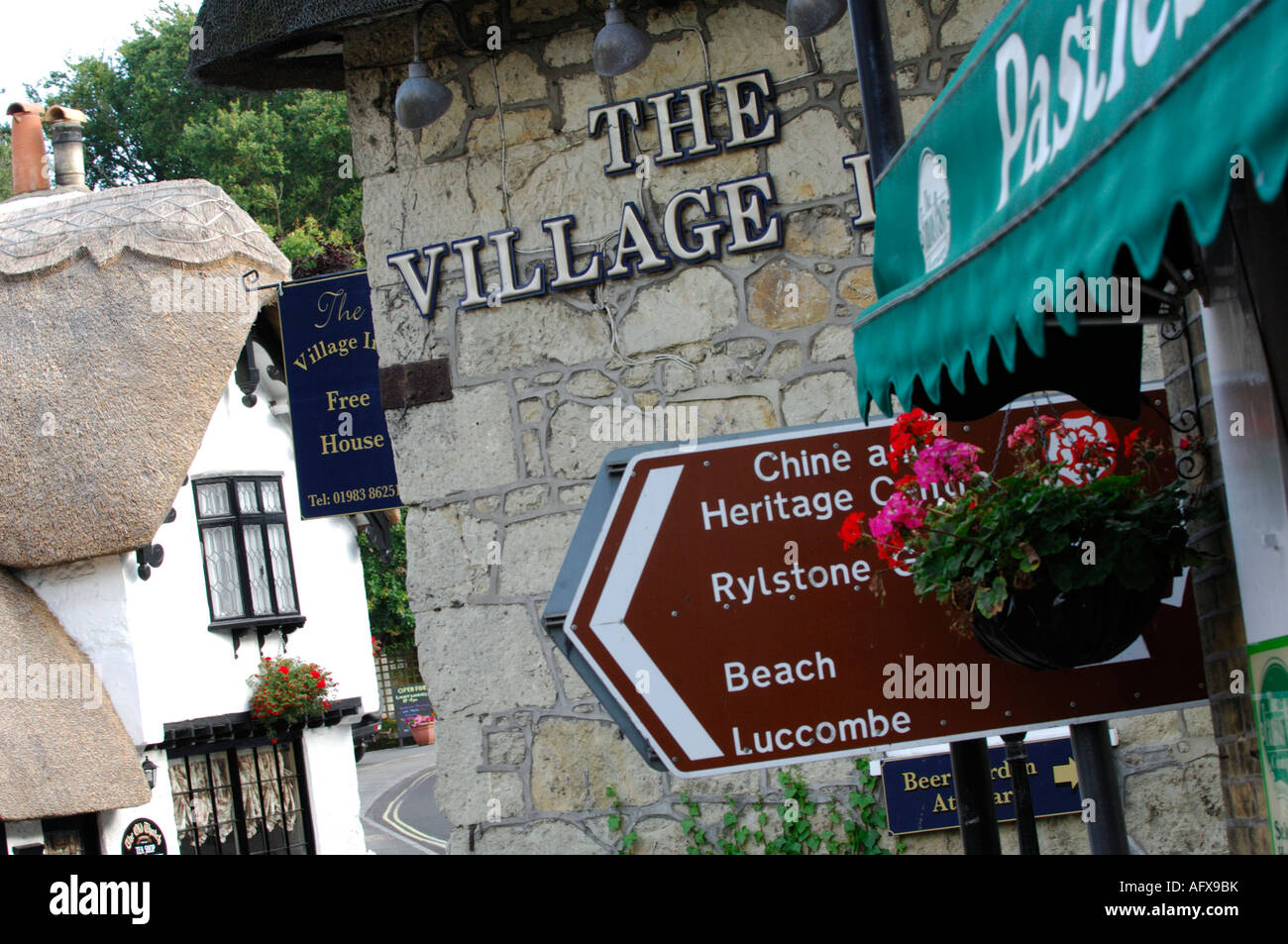 Vecchio cottage con il tetto di paglia in al vecchio shanklin villaggio sull'isola di Wight Olde Worlde Foto Stock