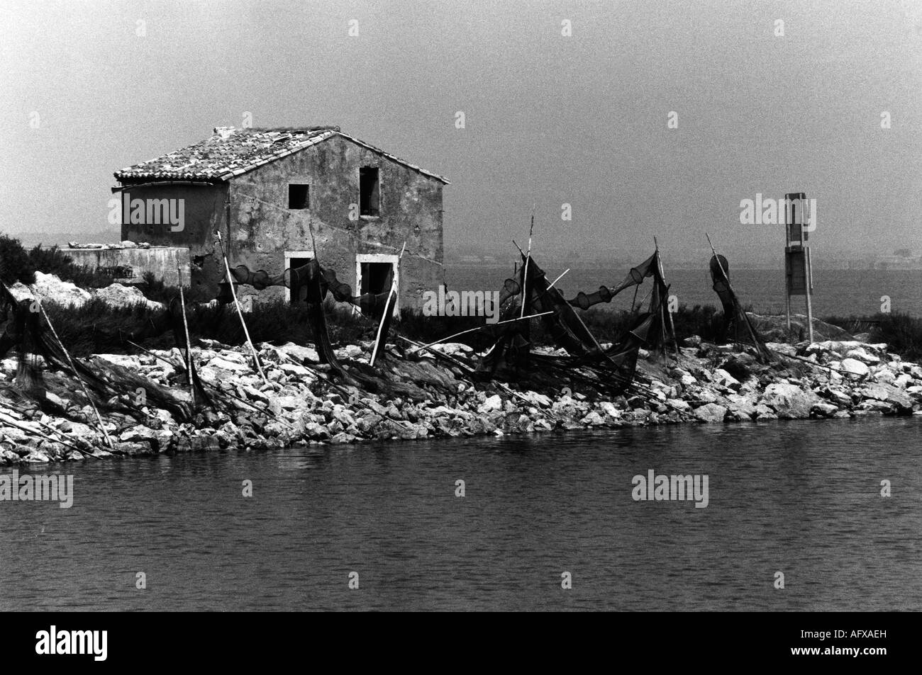 Le reti da pesca sul Canal du Midi Bouches du Rhone zona Camargue Francia vintage girato in bianco e nero dal 1976 Foto Stock