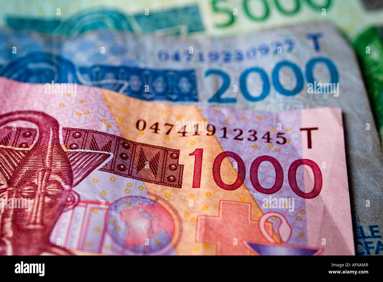 Dettaglio di un 1000, 2000, e 5000 banconote provenienti dall'Africa occidentale. Foto Stock