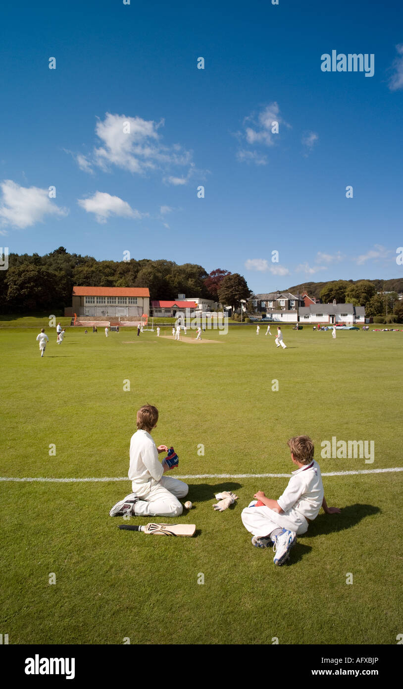 Due ragazzi guardando il gallese sotto 10 s nazionali di concorrenza cricket Aberystwyth estate 2007 UK GB Gran Bretagna Foto Stock