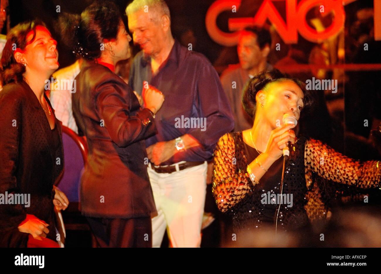 Night club cantante e ballerini in un famoso Jazz club in Vedado chiamato El Gato Tuerto Foto Stock