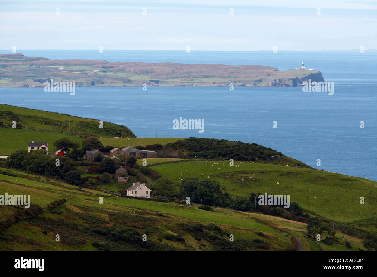 Guardando attraverso north antrim costa di isola di Rathlin e isola scozzese di Islay oltre al di sopra del mare Foto Stock