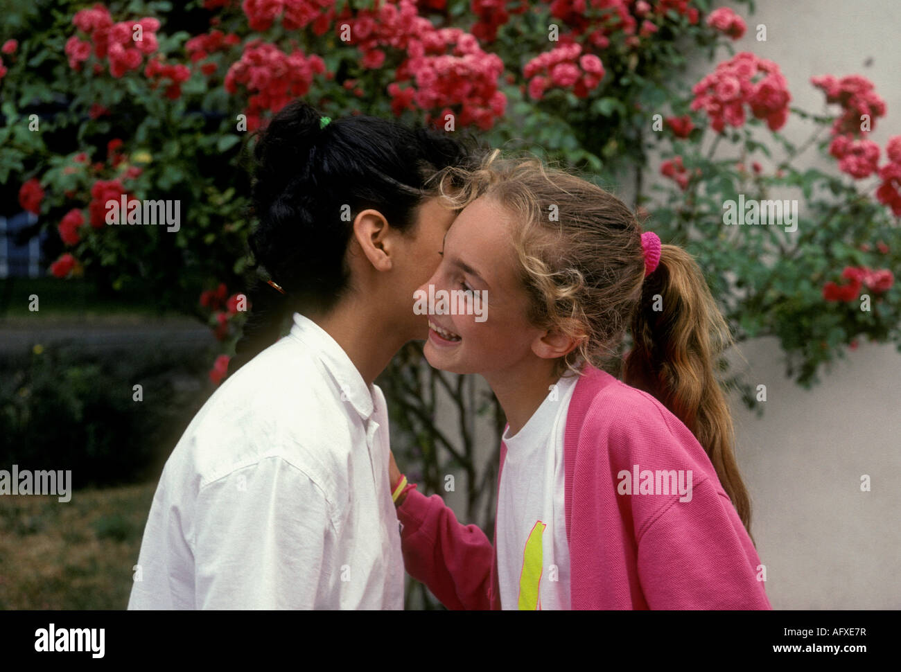 Due ragazze francesi, ragazze francesi, amici saluto, kissing ciao, un bacio sulla guancia, bacia sulla guancia, Verneuil-sur-Seine, Ile-de-France, Francia, Europa Foto Stock