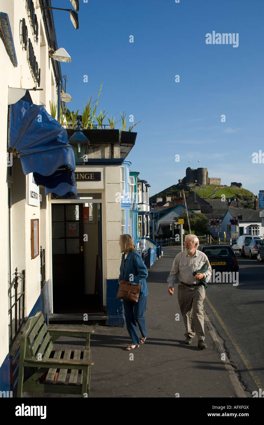 Criccieth Cricieth città Lleyn Peninsula Gwynedd Galles del nord - hotel bar e castello, pomeriggio soleggiato Foto Stock