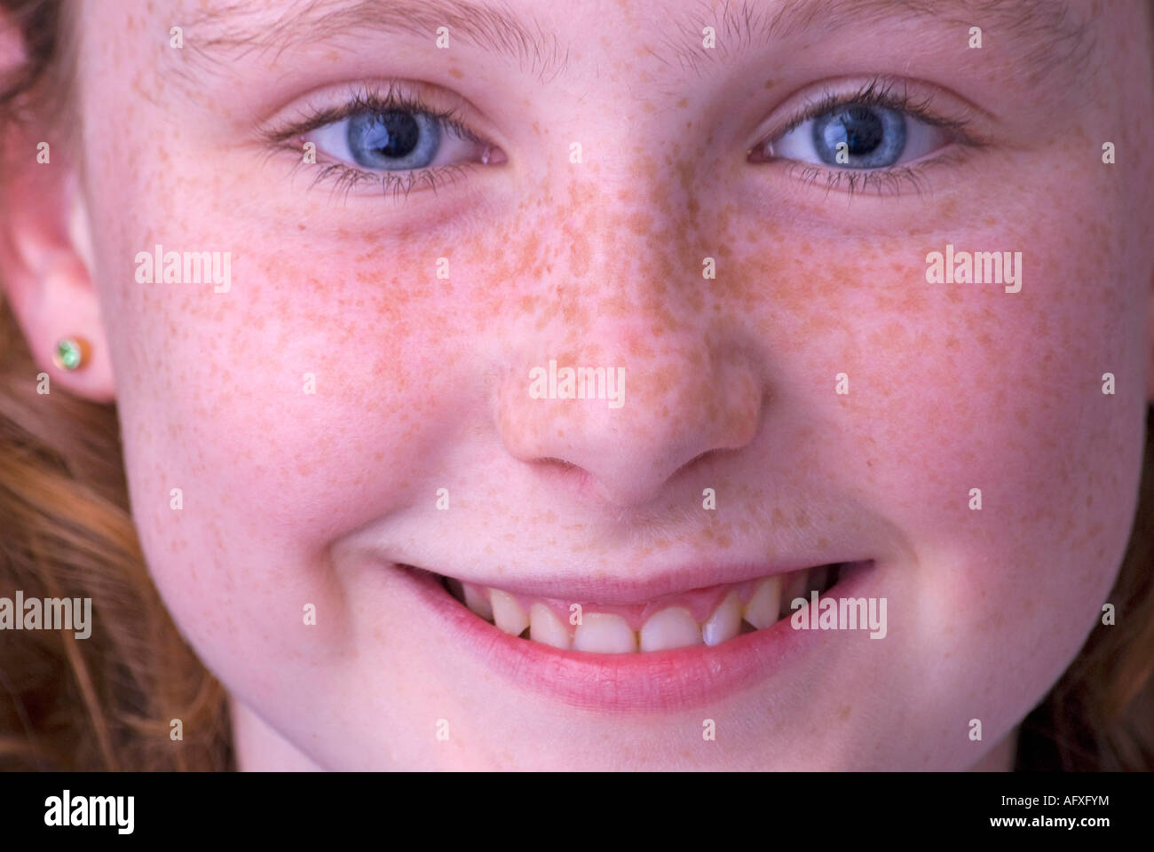 Un sorridente freckle fronte 11 anni ragazza australiano di origine irlandese Foto Stock