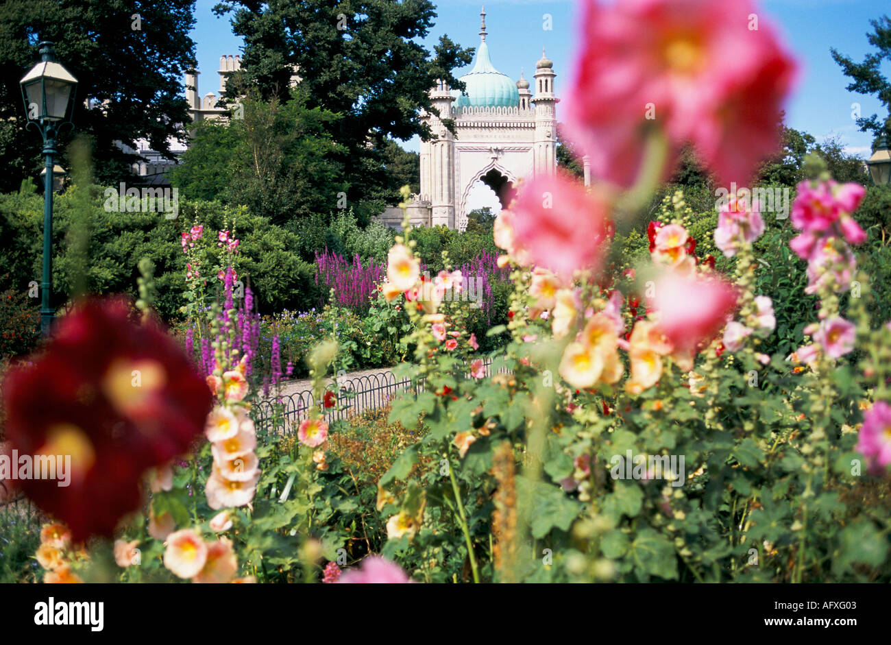 Giardini al Brighton Royal Pavilion. Brighton, East Sussex, Inghilterra luglio 2001 2000s UK HOMER SYKES Foto Stock
