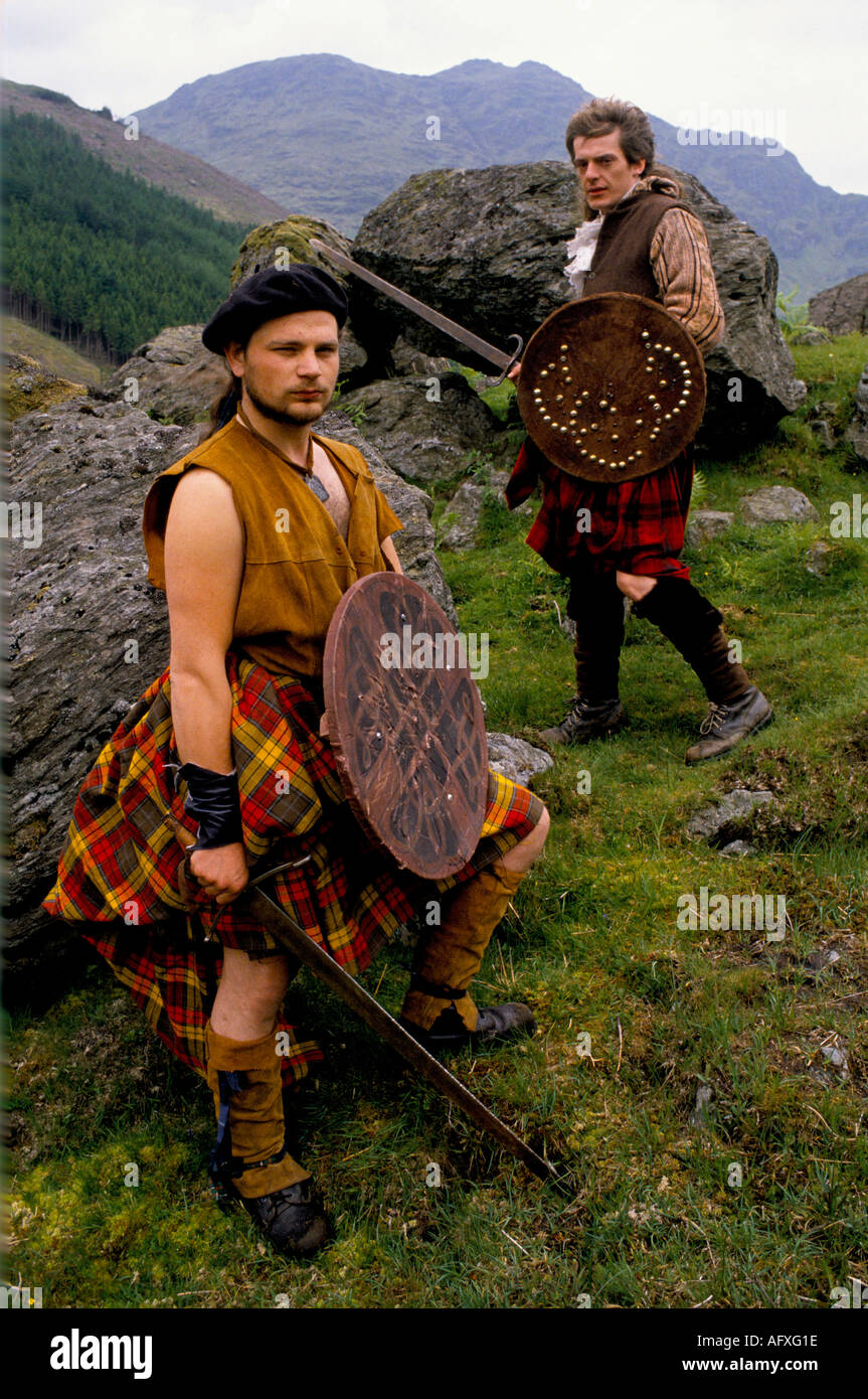 Kilts il Clan un gruppo di reenactment scozzese vestito per la battaglia di Culloden un tradizionale kilt lungo. Glen Croe Scozia 1990 Regno Unito HOMER SYKES Foto Stock