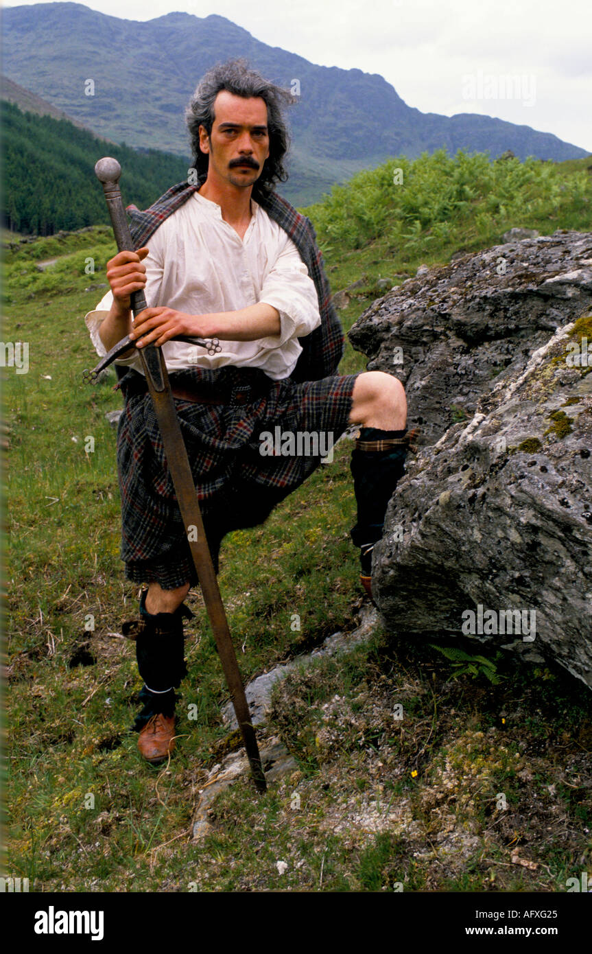 Kilts il Clan un gruppo di reenactment scozzese vestito per la battaglia di Culloden un tradizionale kilt lungo. Glen Croe Scozia 1990 Regno Unito HOMER SYKES Foto Stock