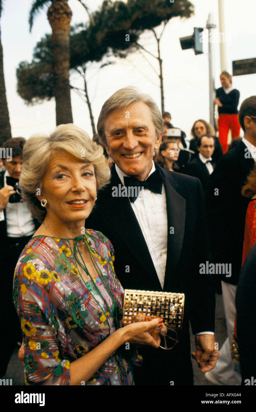 Kirk Douglas attore americano e sua moglie Anne Buydens al Festival di Cannes Francia 1980, 1980s HOMER SYKES Foto Stock