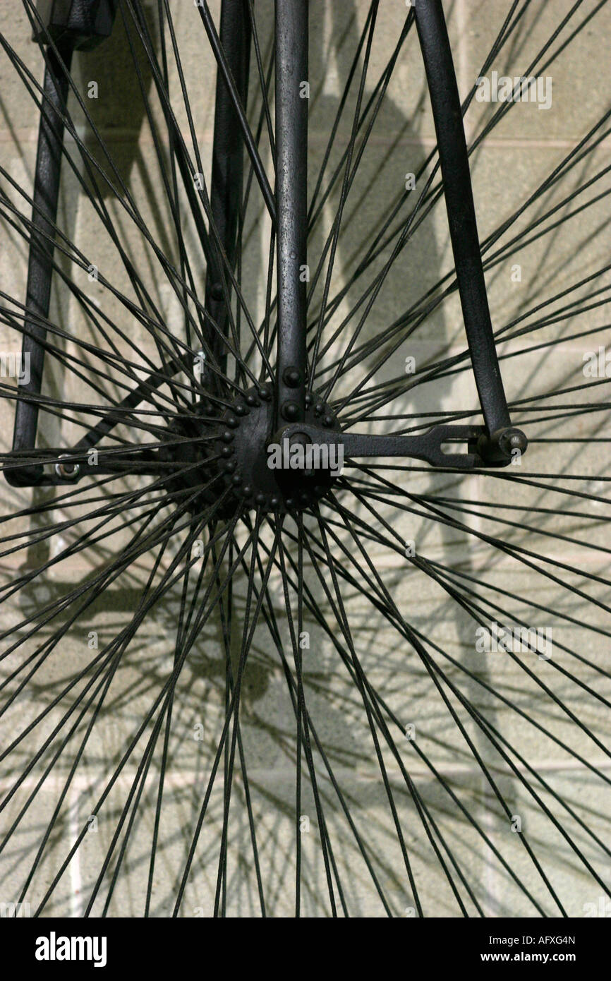 Ruota di un penny farthing, un 1874 Starley 86 pollici normale bicicletta, sette piedi costruito ruota per il ciclo racing costruito da James sta Foto Stock