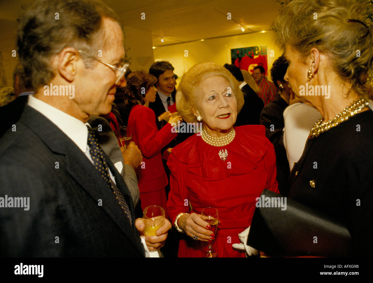 Betty Kenward redattore di Jennifer Diary, columnist di gossip per Tatler Magazine che partecipa ad un partito di Londra 1990s HOMER SYKES Foto Stock
