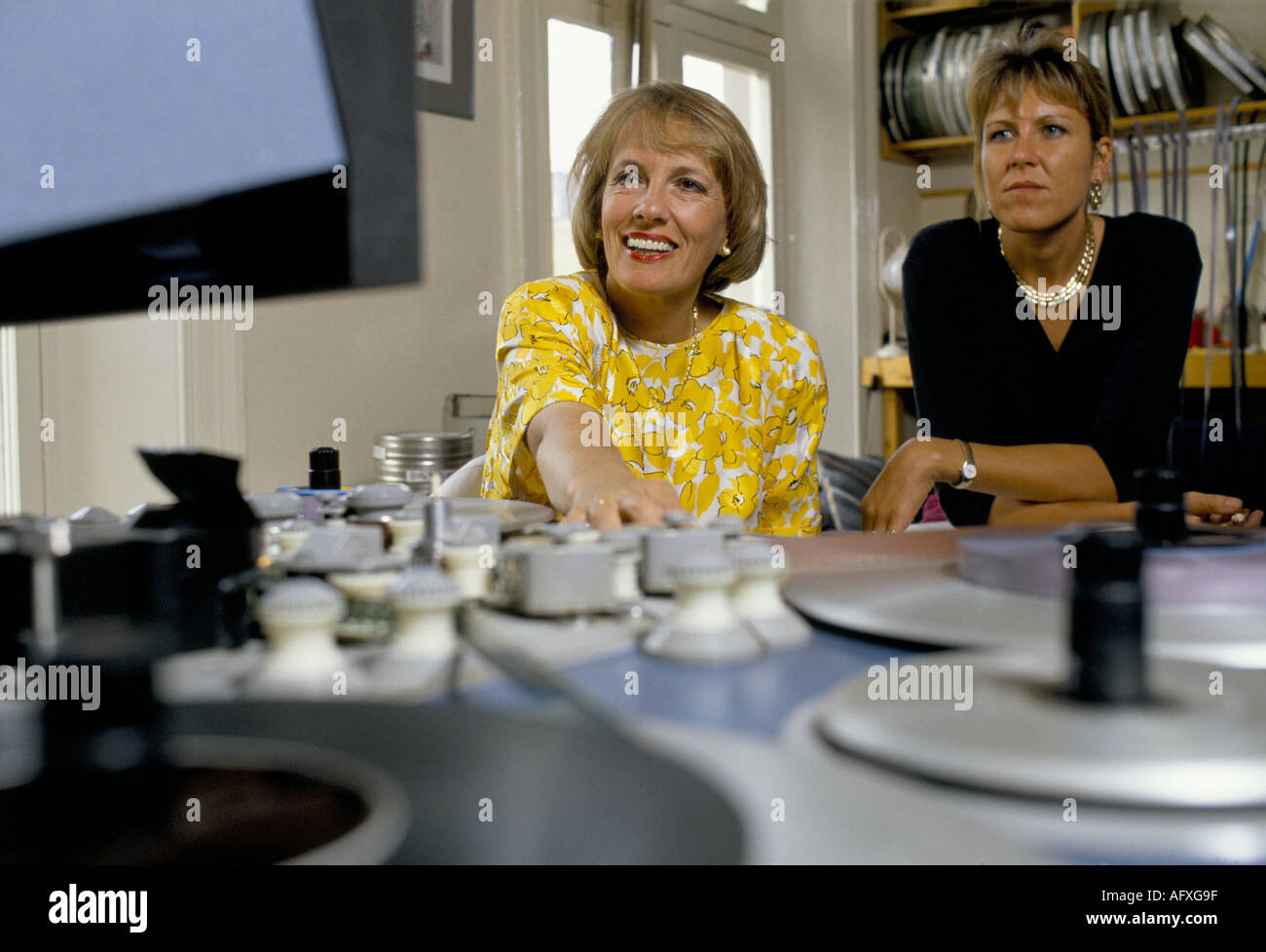 Esther Rantzen e Jane Elsdon rugiada BBC britannica produttore televisivo direttore nella suite di editing degli anni ottanta, cuori di oro programma TV HOMER SYKES Foto Stock