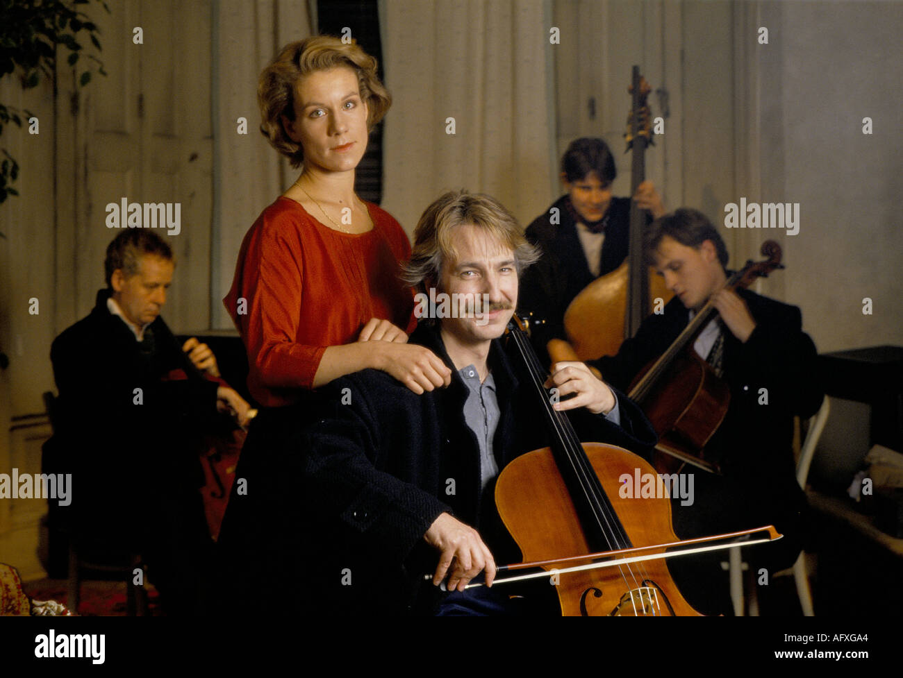 Alan Rickman attore britannico che suona violoncello Juliet Stevenson attrice britannica sul set del film di veramente Madly profondamente. Londra, Inghilterra Marzo 1990 1990s OMERO Foto Stock