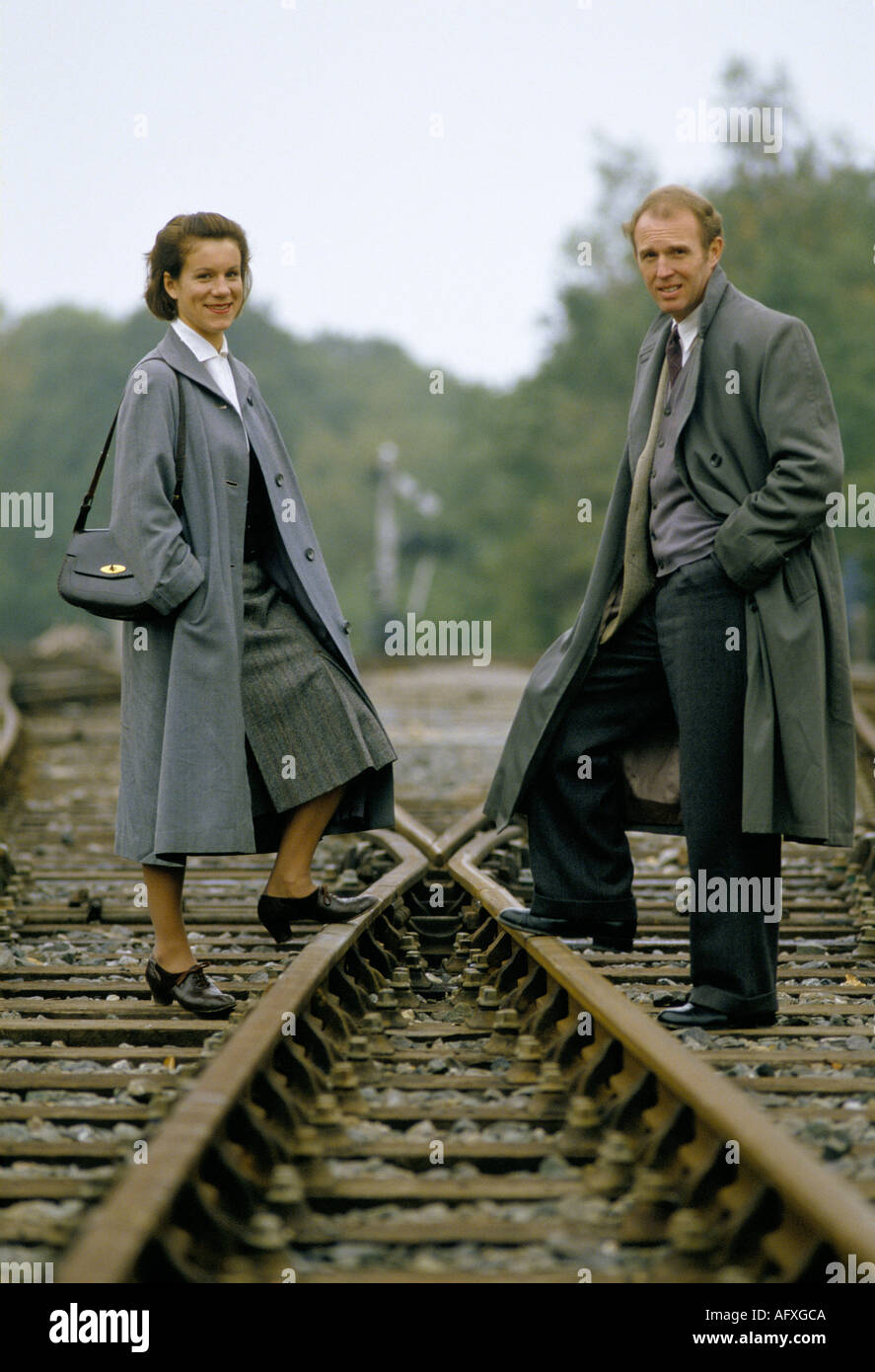 Juliet Stevenson Tim Pigott Smith attrice britannica sul set cinematografico di Double Helix in piedi sulla ferrovia 1990s UK HOMER SYKES Foto Stock
