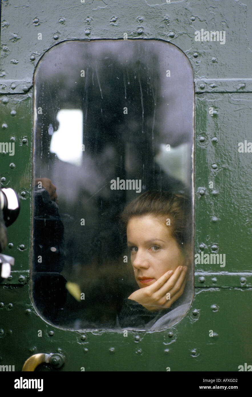 Juliet Stevenson attrice britannica seduta sul treno al set di Double Helix 1990s UK HOMER SYKES Foto Stock