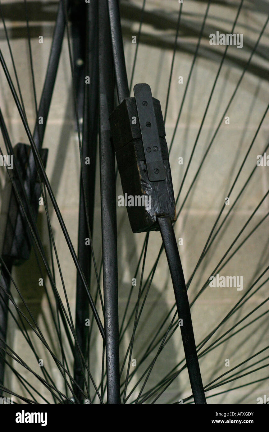 Ruota di un penny farthing, un 1874 Starley 86 pollici normale bicicletta, sette piedi costruito ruota per il ciclo racing costruito da James Starley per i suoi 4 figli cavalcato sul ciclo di Coventry via Foto Stock