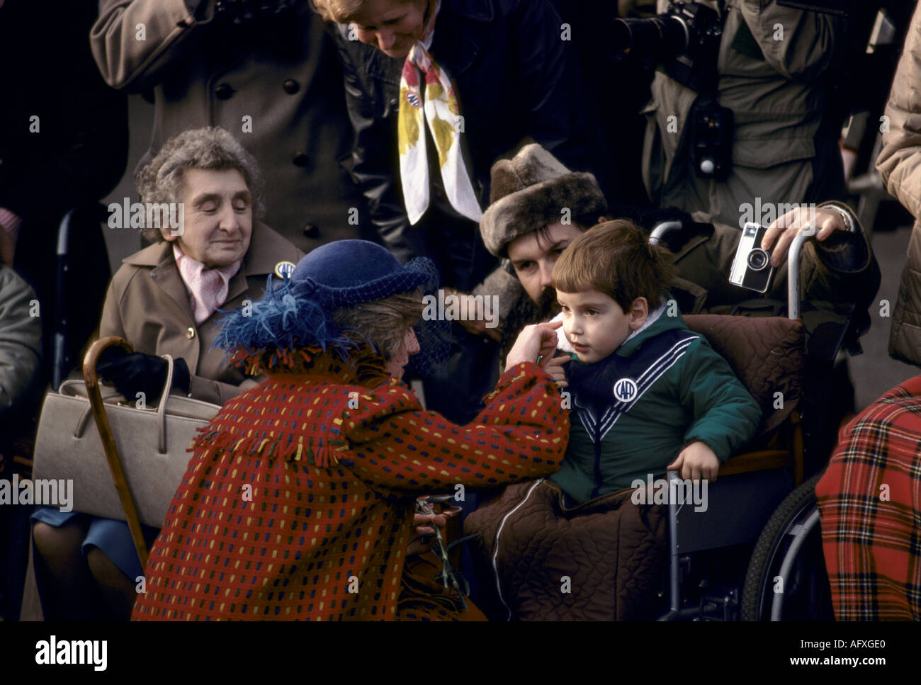 La principessa Diana parla con un ragazzo disabile in sedia a rotelle. Primo tour reale nel Galles del Nord 1982 anni '80 HOMER SYKES Foto Stock