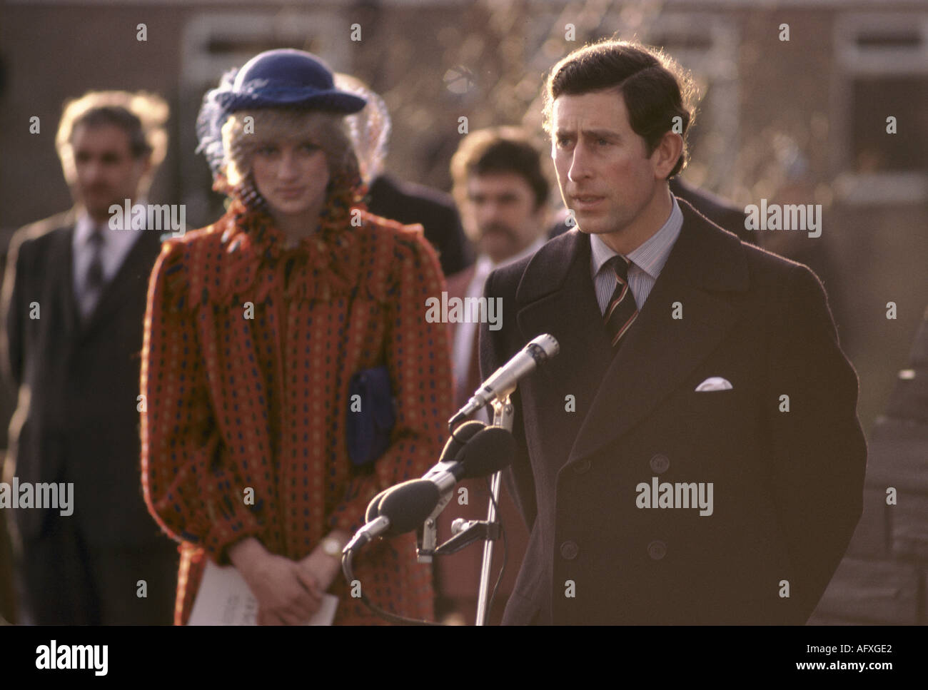 Principe Carlo Diana Principessa di Galles il loro primo tour del Galles insieme dopo il loro matrimonio. Diana che guarda molto triste infelice. 1982 1980s OMERO SYKES Foto Stock