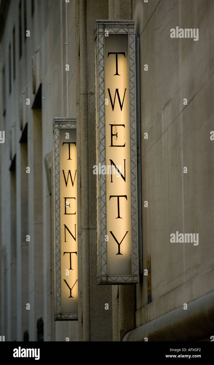 L'indirizzo di un edificio nella città di New York è insolitamente scritto e due volte Foto Stock