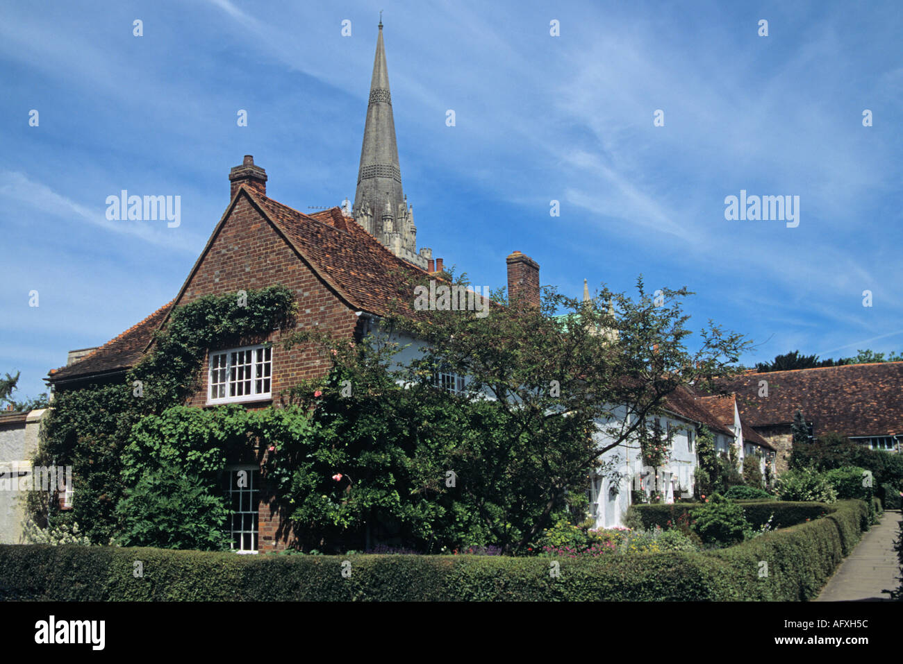 CHICHESTER West Sussex England UK Luglio il 277ft guglia della Cattedrale si erge al di sopra di queste case in Vicario vicino Foto Stock