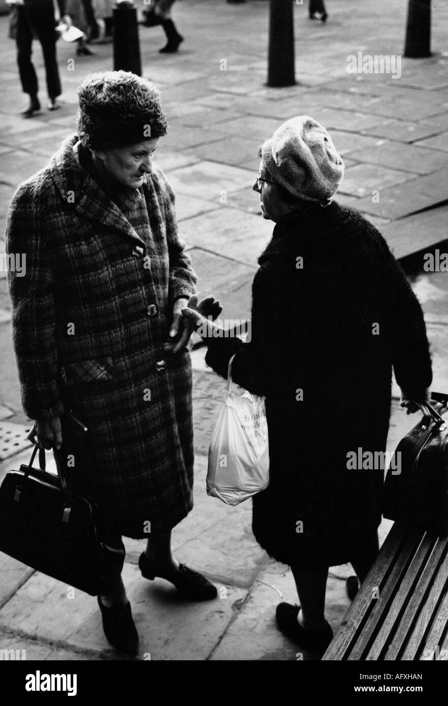 L'annata 1974 in bianco e nero reportage girato due donne parlando a Rotherham Yorkshire Foto Stock