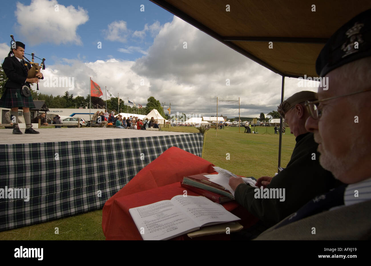 Giudice Ronald Clark e piper Calum ARmstrong Guidlford Surrey in junior campionato Pibroch Aboyne Highland Games Foto Stock