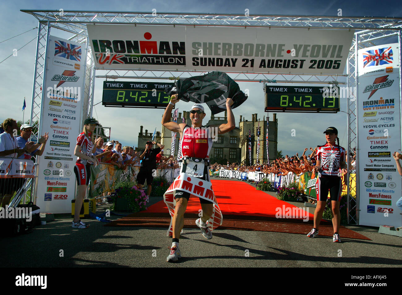 Nuovo Zealander Bryan Rhodes attraversa la linea del traguardo per vincere l'Ironman Triathlon UK a Sherborne Castle Dorset 2005 Foto Stock