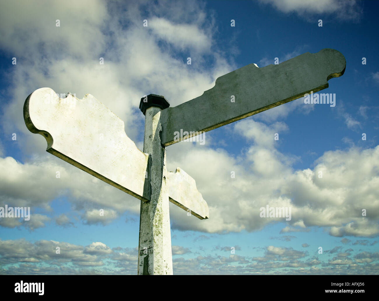 Vuoto a tre vie in direzione di orientamento in legno contro un cielo blu Foto Stock