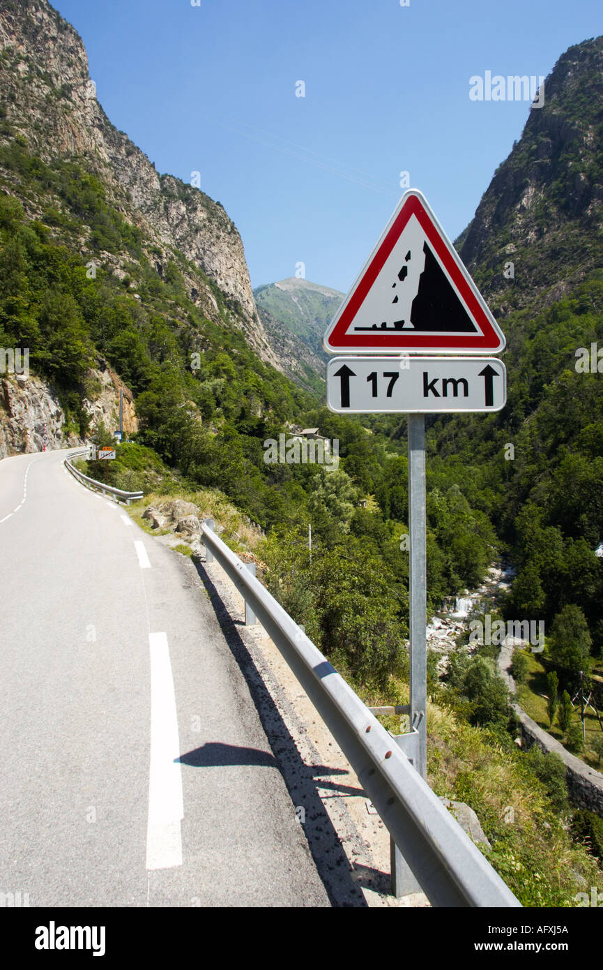 Cartello segnaletico cartello stradale per caduta di sassi, Alpes Maritimes strada di montagna, Provence, Francia Foto Stock