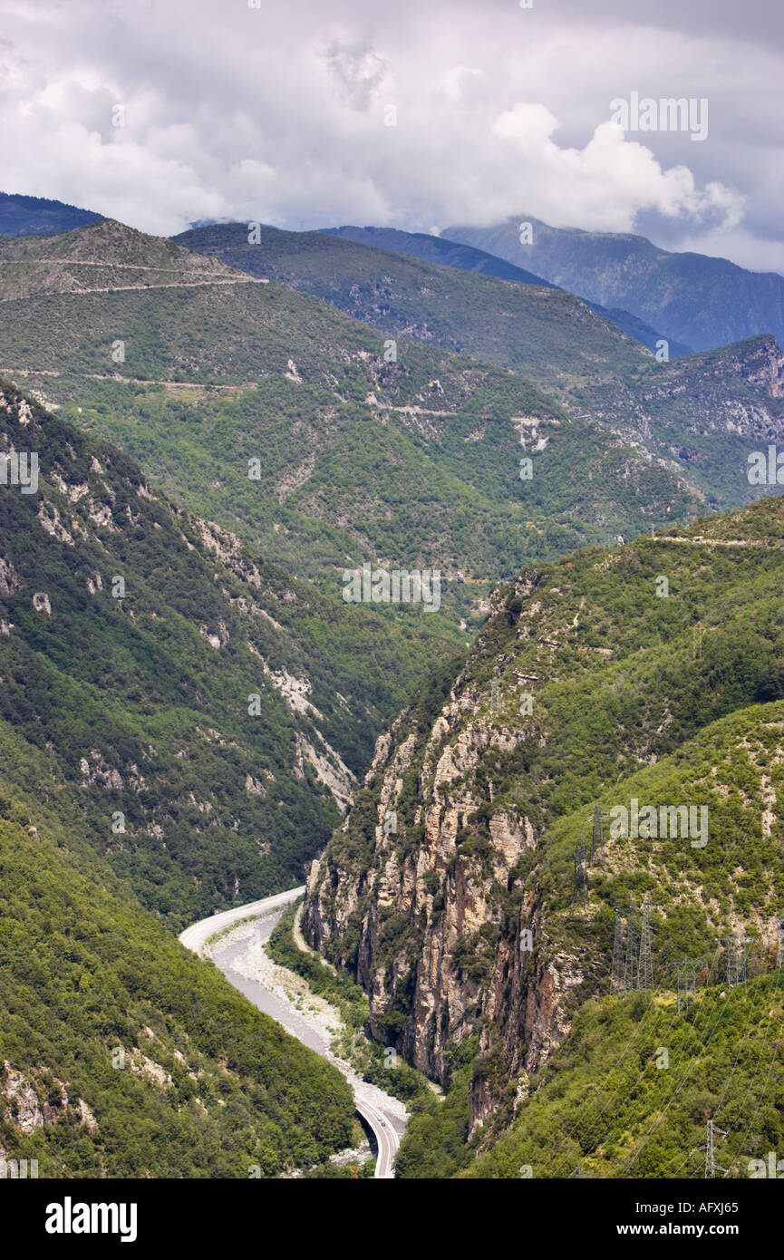 Valle di montagna - Il fiume Valle Tinee nelle Alpes Maritimes con road, Francia meridionale Foto Stock