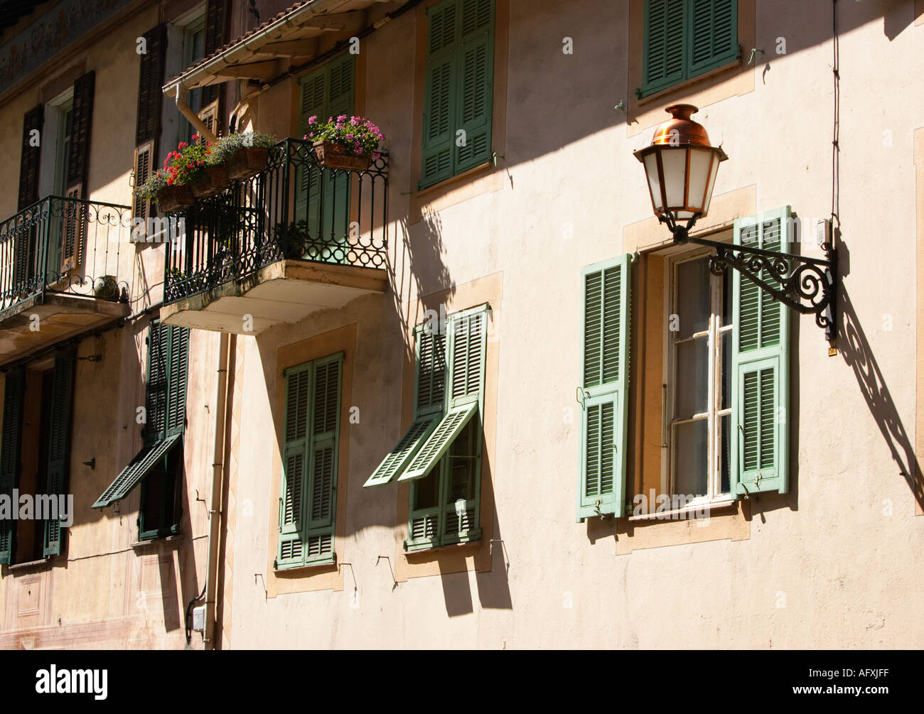 Balconi e finestre con persiane in legno e balconi dettaglio Francia del  sud Europa Foto stock - Alamy