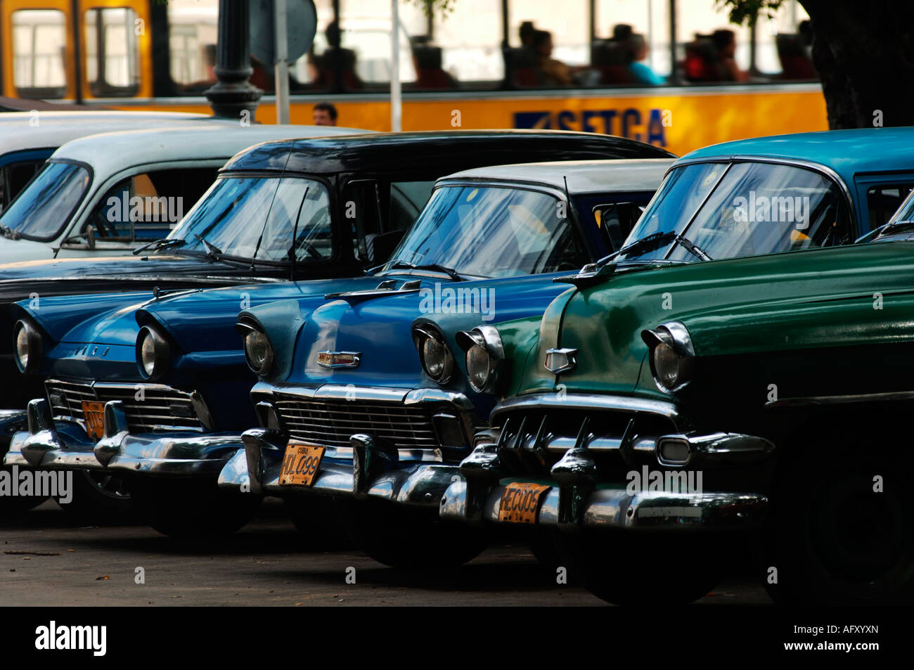 Cuba Havana Habana Vieja vintage oldtimer auto parcheggiata presso il Parque de la Fraternidad Foto Stock