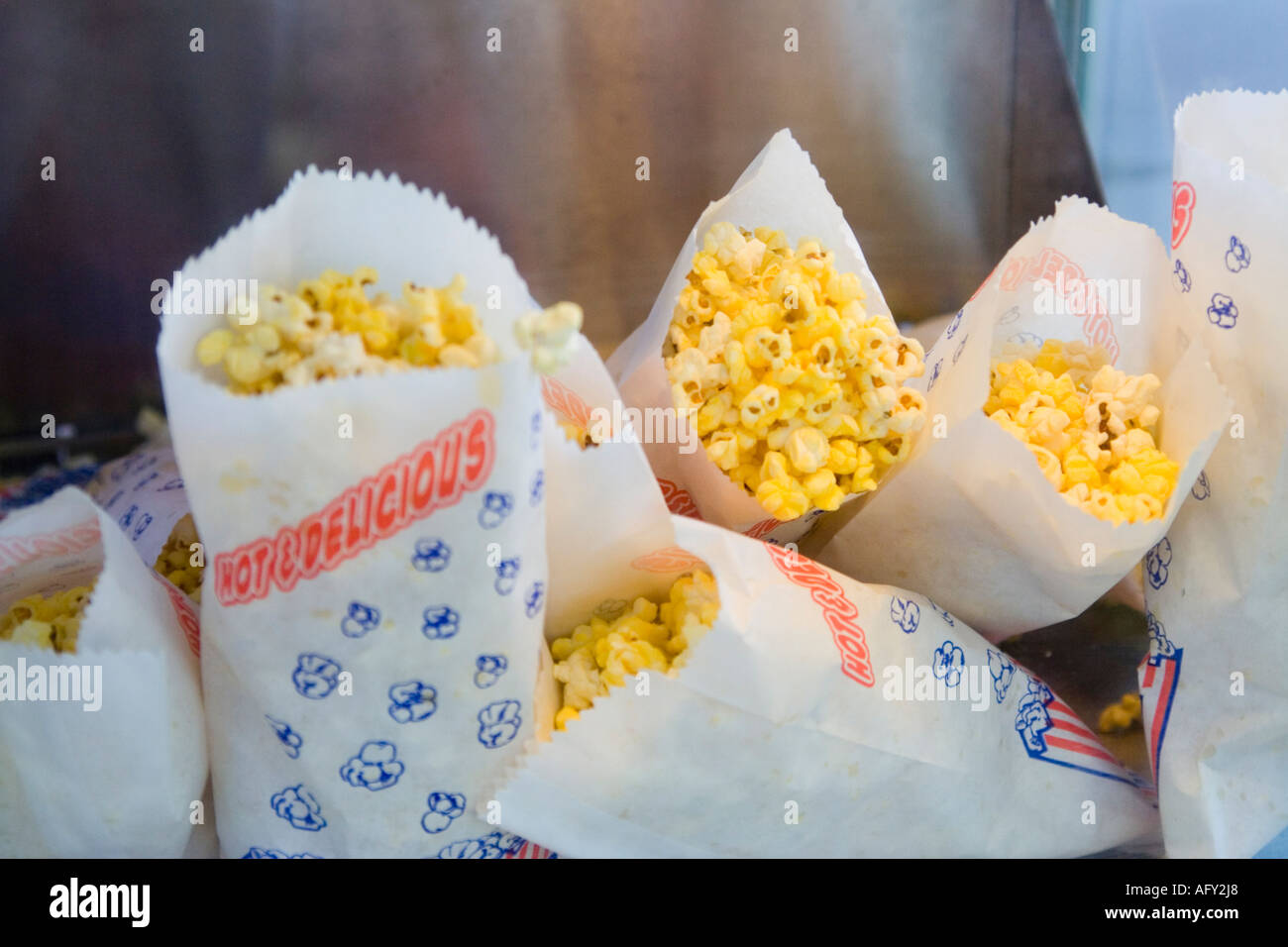 Il Popcorn in sacchetti sotto la spia di riscaldamento Foto Stock