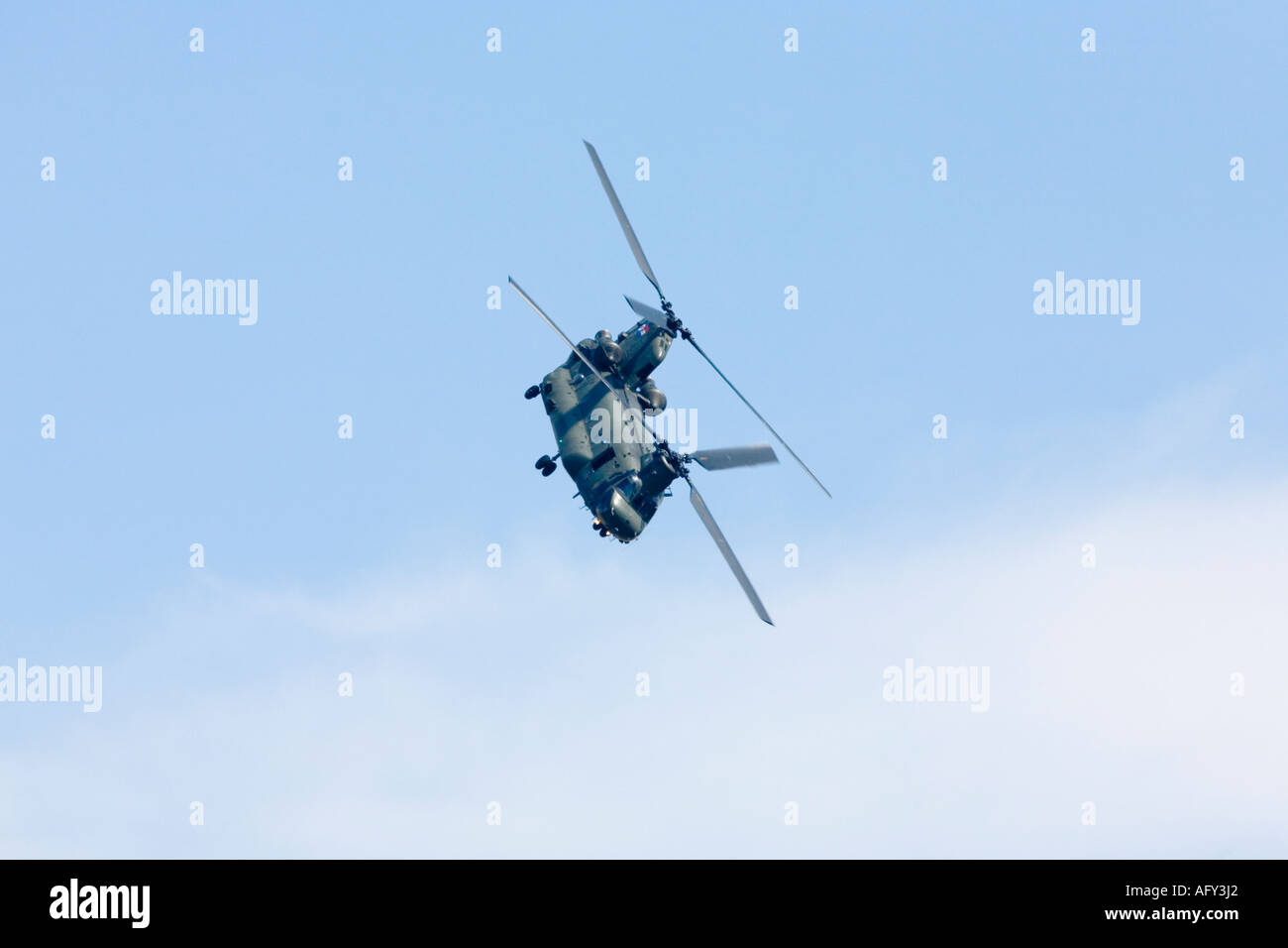 Boeing Chinook HC2 elicottero da n. 18 Squadron RAF Odiham Royal Air Force vola nel cielo blu e nuvole bianche a Fairford Inte Foto Stock