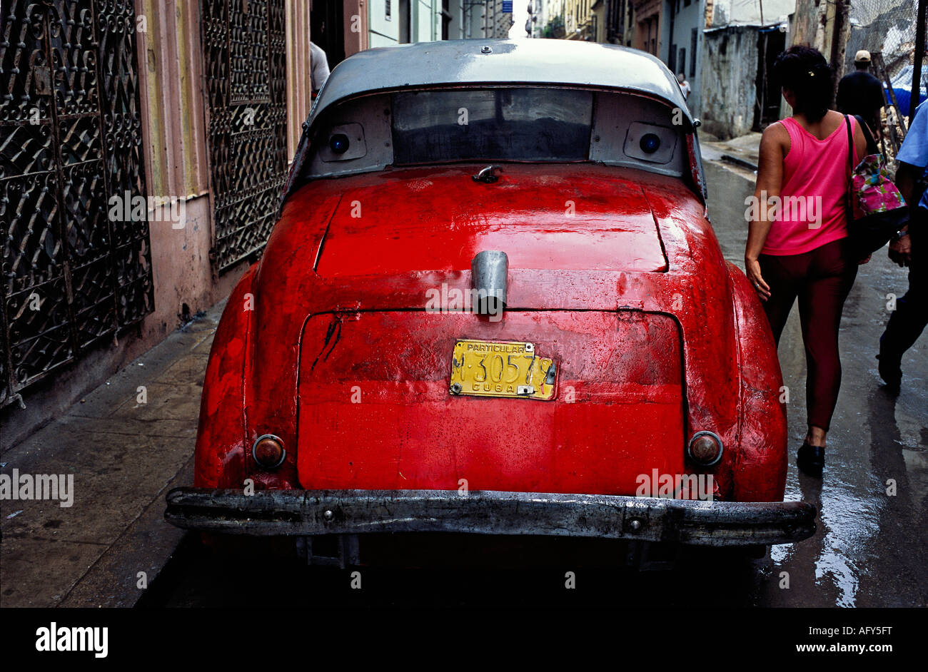 Un rosso fortemente personalizzato americano auto su di una strada nella Habana Vieja Cuba Foto Stock