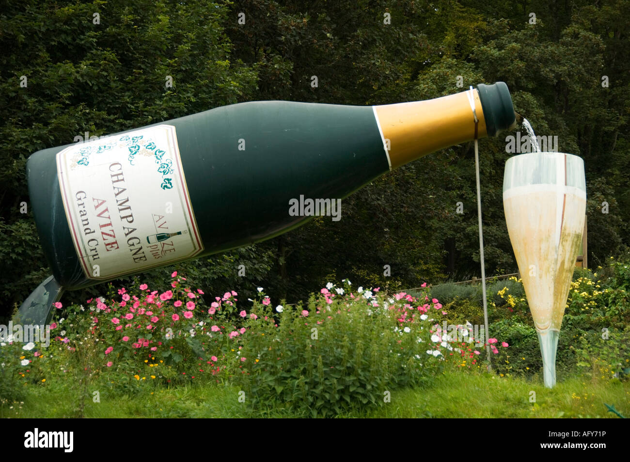 Bottiglia di champagne versando il vino in avize Montagne de Reims Francia  Foto stock - Alamy